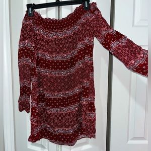 BRAND:The Hanger  SIZE:Large    COLOR:Maroon